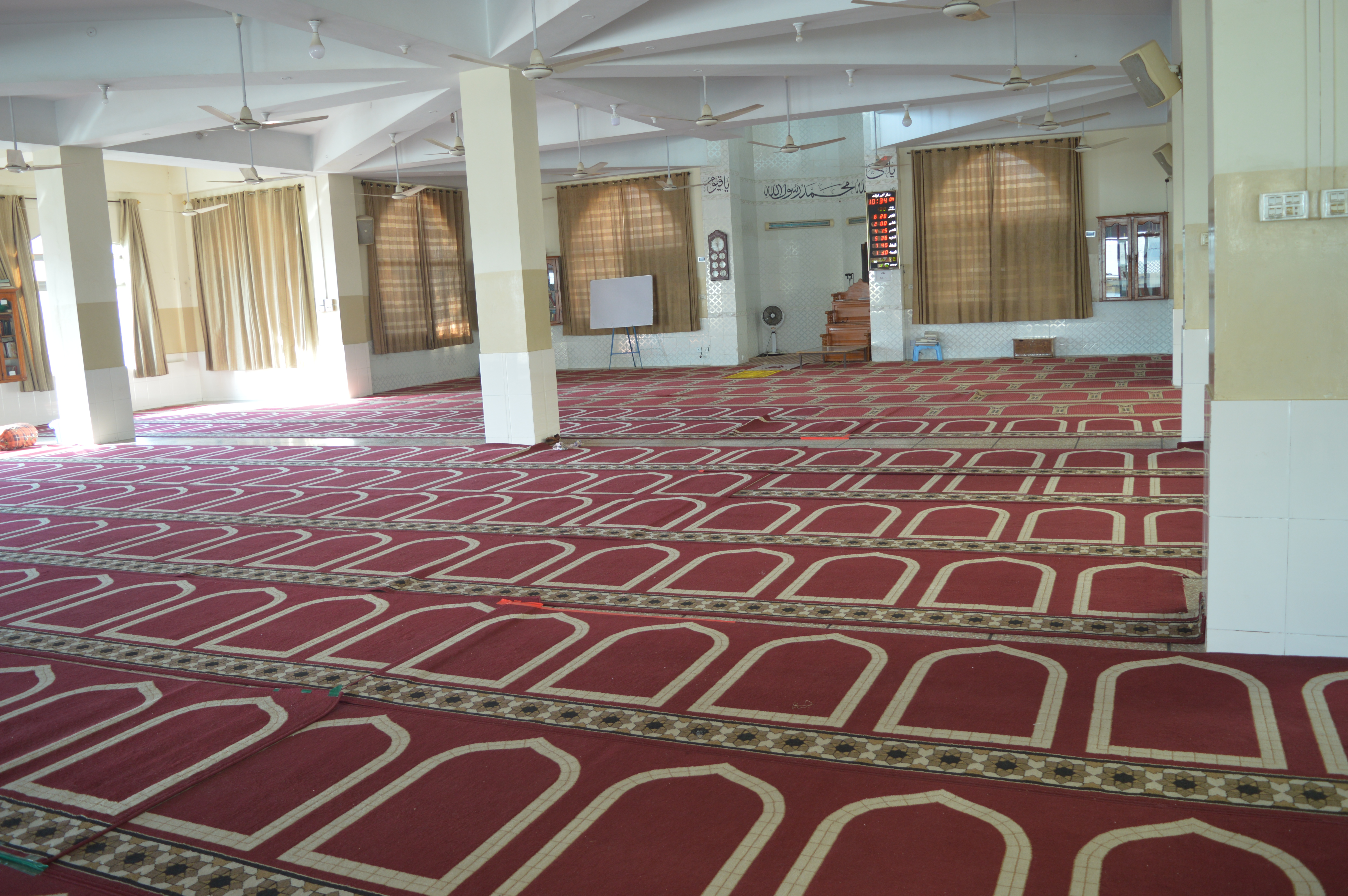 مسجد کا خوبصورت ہال