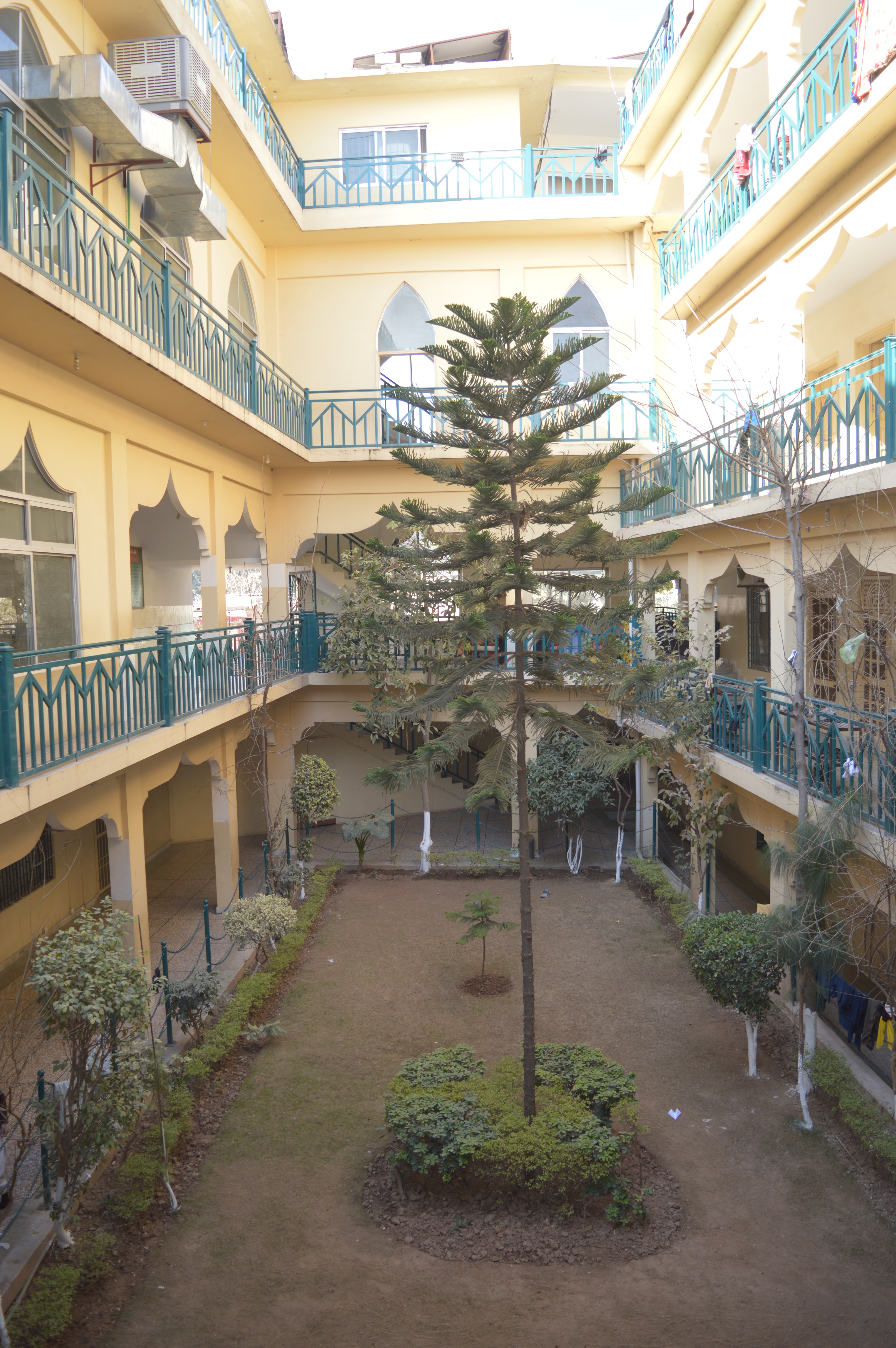 جامعہ کا خوبصورت لان